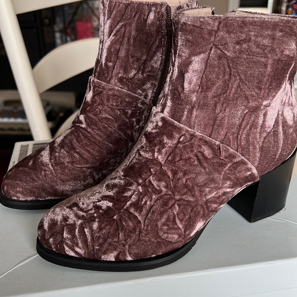 Anthropologie velvet boots - Picture 2 of 7